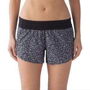 Lululemon Black & White Tracker Short IV Size 8